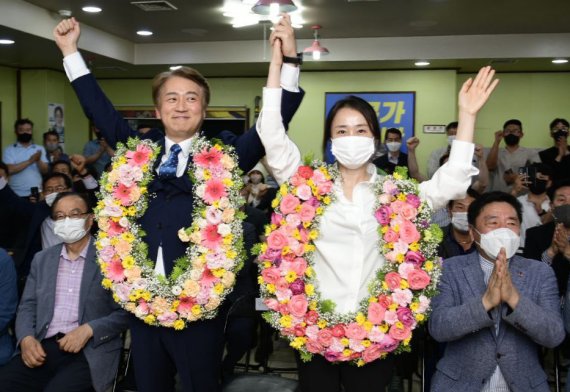 [광주=뉴시스] 6·1 지방선거 더불어민주당 김이강 광주 서구청장 후보가 2일 오전 광주 서구 선거사무실에서 당선이 확실시되자 기념 촬영을 하고 있다. (사진=김이강 후보 선거캠프 제공) 2022.06.02. photo@newsis.com *재판매 및 DB 금지