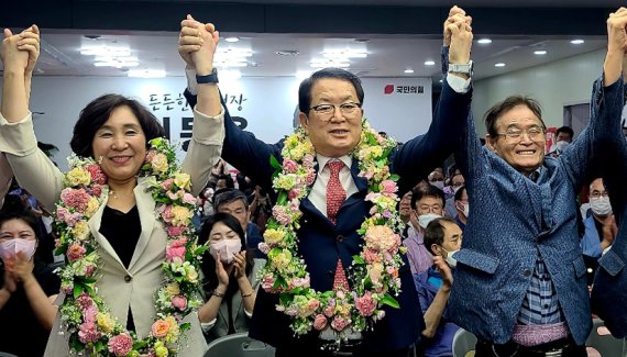 서동욱 국민의힘 울산 남구청장 후보가 1일 오후 울산시 남구 자신의 선거사무소에서 당선이 확실시 되자 꽃목걸이를 목에 걸고 환호하고 있다. (서동욱 후보 캠프 제공) 2022.6.2/뉴스1 © News1 조민주 기자