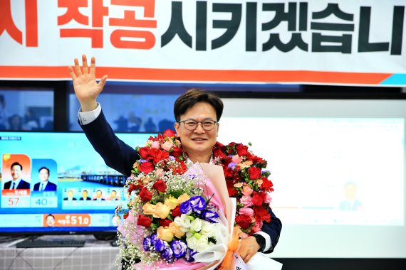 [김포=뉴시스] 정일형 기자 = 김병수 김포시장 당선자가 2일 오전 선거사무소에서 꽃목걸이를 받고 환호하고 있다. (사진은 김병수 캠프 제공)