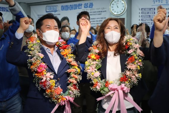 박정현 부여군수 당선인이 배우자와 함께 환호하고 있다.(캠프 제공)© 뉴스1