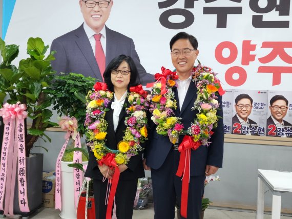 [양주=뉴시스] 김도희 기자 = 제8회 전국동시지방선거에서 경기 양주시장 당선을 확정지은 강수현 당선자가 기념사진을 찍고 있다. 2022. 06.02. (사진 = 강수현 당선자 캠프 제공)