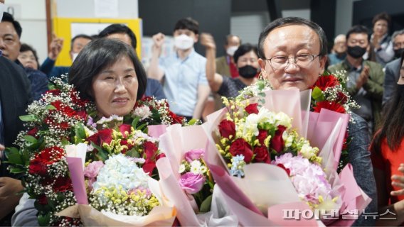 김덕현 연천군수 당선인 부부. 사진제공=김덕현 당선인 캠프