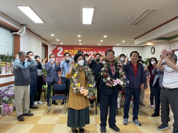 조근제 국민의힘 산청군수 후보 부부가 선거사무소에서 당선 확실이 발표 되자 꽃다발을 받고 있다© 뉴스1