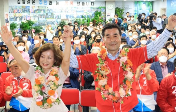 김영길 국민의힘 울산 중구청장 후보가 2일 새벽 울산시 중구 자신의 선거사무소에서 당선이 확실시 되자 꽃목걸이를 목에 걸고 환호하고 있다. (김영길 후보 캠프 제공) 2022.6.2/뉴스1 © News1 조민주 기자