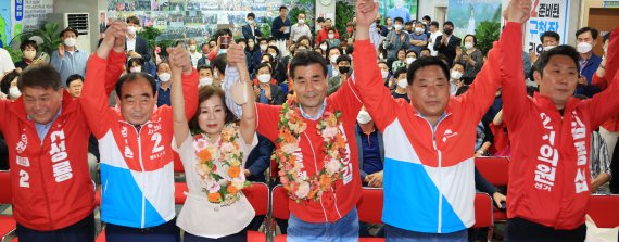 김영길 국민의힘 울산 중구청장 후보가 2일 새벽 울산시 중구 자신의 선거사무소에서 당선이 확실시 되자 꽃목걸이를 목에 걸고 환호하고 있다. (김영길 후보 캠프 제공) 2022.6.2/뉴스1 © News1 조민주 기자