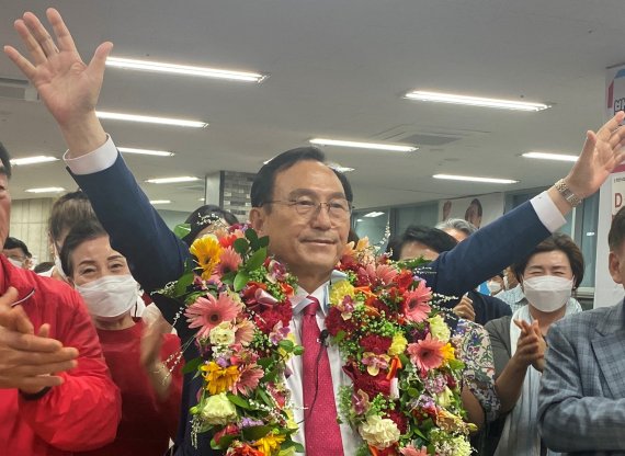 박상돈 천안시장 후보가 당선이 확실시 되자 꽃다발을 목에 걸고 환호하고 있다.© 뉴스1