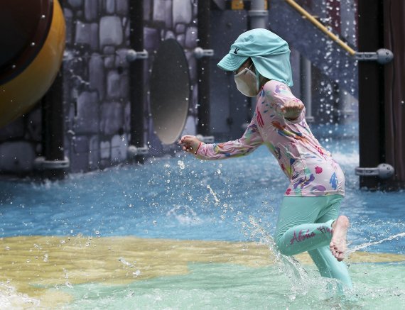 무더위가 계속된 3일 오후 울산 울주군 가온공원 물놀이장을 찾은 한 어린이가 더위를 식히고 있다. 2021.8.3/뉴스1 © News1 윤일지 기자