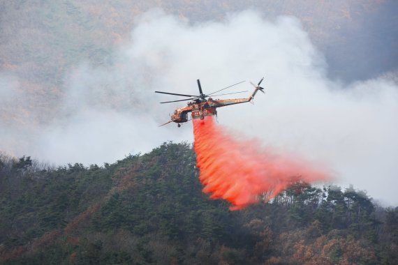 1일 경남 밀양시 부북면 춘화리 일원에서 발생한 산불 현장에서 산림청 산불진화헬기가 산불확산지연제인 리타던트를 살포하고 있다. (산림청 제공)2022.6.1/뉴스1