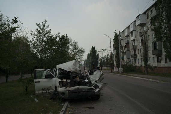 [루한스크=AP/뉴시스]지난 13일(현지시간) 우크라이나 루한스크 세베로도네츠크에 러시아군의 공격으로 파손된 자동차가 방치돼 있다. 2022.05.31.