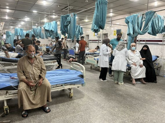 [바그다드=AP/뉴시스] 5일(현지시간) 이라크 바그다드에서 모래폭풍으로 호흡기 질환을 앓고 있는 시민들이 병원 치료를 받고 있다. 이라크 전역을 덮친 모래폭풍으로 1명이 숨지고 5천여 명이 병원 치료를 받은 것으로 알려졌다. 2022.05.06.n)