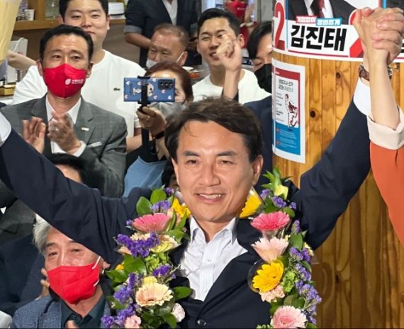 6.1지방선거에서 김진태 국민의 힘 후보가 54.1%를 얻어 당선됐다.