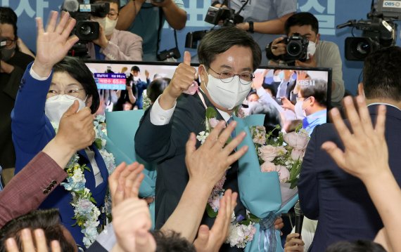 (수원=뉴스1) 경기사진공동취재단 = 김동연 더불어민주당 경기도지사 후보가 2일 오전 경기 수원시 팔달구 마라톤빌딩에 마련된 선거사무소에서 당선이 확실시 되자 지지자들을 향해 엄지손가락을 들어보이고 있다.