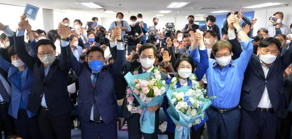 (수원=뉴스1) 경기사진공동취재단 = 김동연 더불어민주당 경기도지사 후보가 2일 오전 경기 수원시 팔달구 마라톤빌딩에 마련된 선거사무소에서 당선이 확실하자 환호하고 있다. 2022.6.2/뉴스1 /