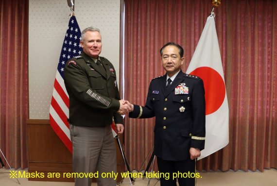 폴 러캐머라 주한미군사령관(왼쪽)과 야마자키 고지 일본 자위대 통합막료장이 1일 도쿄에서 만났다. 사진=일본 자위대 통합막료감부 제공