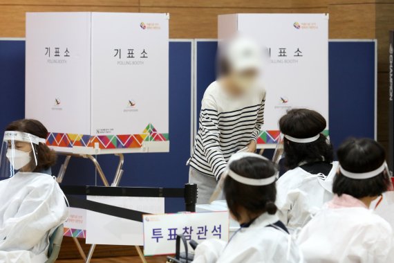제8회 전국동시지방선거일인 지난 1일 오후 서울 서대문구 홍은2동 주민센터에 마련된 홍은2동 제5투표소에서 확진·격리 유권자가 투표를 하고 있다. 뉴시스 제공