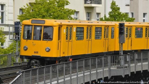 [서울=뉴시스]독일 국민들은 앞으로 3개월 동안 한 달에 단 9유로(약 1만2000원)만 내면 전국 어디은 여행할 수 있다고 BBC가 1일(현지시간) 보도했다. 이는 치솟는 생활비를 해결하기 위해서이지만 동시에 국민들의 승용차 사용을 억제하기 위한 것이기도 하다. 사진은 독일 철도 도이체반의 운행 모습. <사진 출처 : 도이체벨레> 2022.6.2