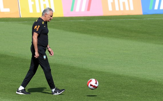 [고양=뉴시스] 이영환 기자 = 브라질 축구대표팀 치치 감독이 31일 오후 경기 고양종합운동장에서 진행된 공개 훈련에서 드리블을 하고 있다. 2022.05.31. 20hwan@newsis.com