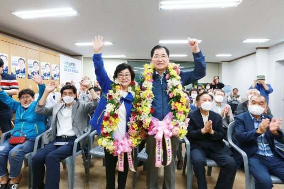 신우철 완도군수 후보가 1일 당선이 확정된 후 꽃다발을 걸고 지지자들의 환호에 답하고 있다.(신우철 후보 캠프 제공)2022.6.1/뉴스1 © News1