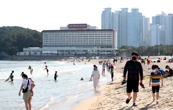 지난 1일 부산 해운대해수욕장을 찾은 시민들이 즐거운 시간을 보내고 있는 모습 2022.6.1/뉴스1 © News1 DB