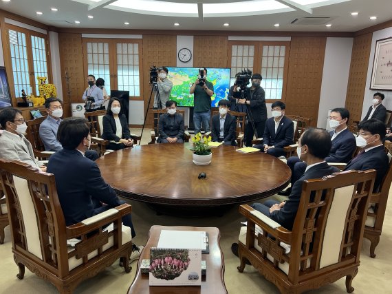 김진태 강원도지사 당선인이 2일 도청에서 최문순 지사 및 직원들과 환담을 나누고 있다. (김진태 당선인 제공)© 뉴스1