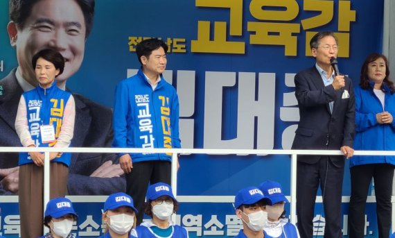 천정배 전 법무부장관(오른쪽 두번째)이 유세차에 올라 김대중 전남교육감 후보의 지지를 호소하고 있다.© 뉴스1