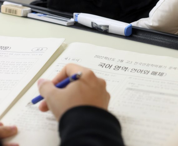 전국연합학력평가 시험을 보는 고3 학생. /뉴스1 © News1 사진공동취재단