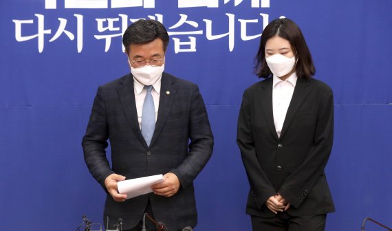 더불어민주당 윤호중, 박지현 공동비상대책위원장이 2일 오전 서울 여의도 국회에서 입장 표명을 하기 위해 당대표 회의실로 들어서고 있다. 더불어민주당 비대위는 6.1 지방선거 패배에 대한 책임을 지고 비대위원 총 사퇴 의사를 밝혔다. 사진=서동일 기자