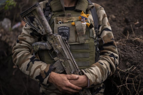 [쿠투지우카=AP/뉴시스] 13일(현지시간) 우크라이나 동부 쿠투지우카 인근에서 우크라이나 방위군 병사가 경계 근무를 서고 있다. 쿠투지우카는 우크라이나군이 탈환한 지역으로 알려져 있다. 2022.05.14.