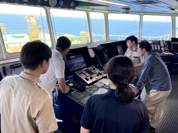 아비커스의 하이나스 2.0 시스템을 살펴보는 선장과 항해사의 모습. (HD현대 제공)© 뉴스1