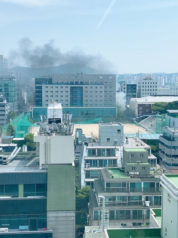 서울 강남구 휘문고 일대에서 화재가 발생해 소방당국이 진화에 나섰다 /사진=독자 제공