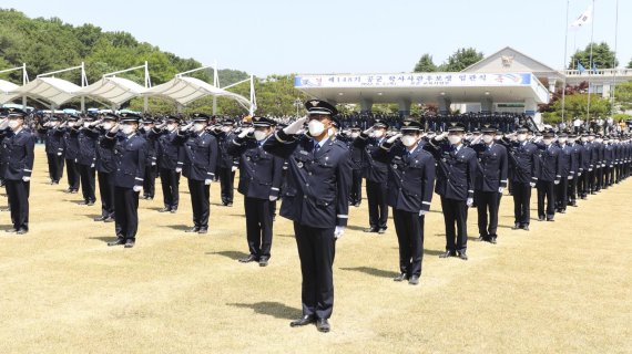 2일 공군교육사령부에서 열린 제148기 공군학사사관후보생 임관식에서 신임장교들이 국기에 대한 경례를 하고 있다. 사진=공군 제공