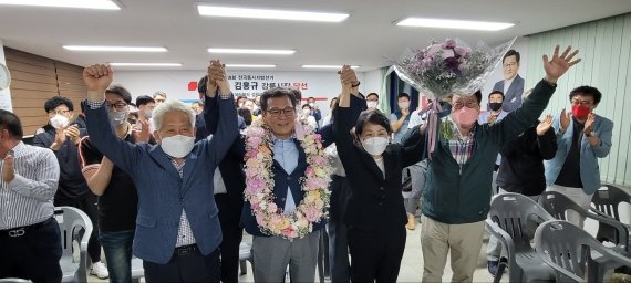 6·1 지방선거 강릉시장 당선이 확실시 되는 김홍규 국민의힘 강릉시장 후보(사진 왼쪽에서 두 번째)가 1일 저녁 당선이 확실시 된다는 소식을 듣고 강희문 선대위원장(사진 왼쪽) 등과 함께 환호하고 있다. 2022.6.2/뉴스1