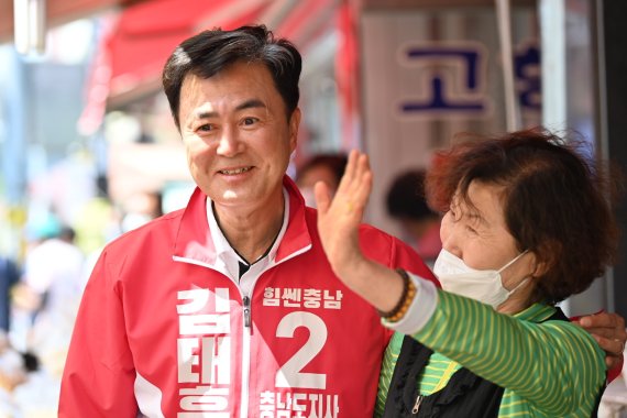김태흠 충남지사 당선인이 합동 유세에서 시민들과 만나 소통하고 있다. © 뉴스1
