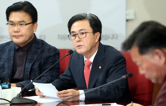 김태흠 당선인이 당시 자유한국당 최고위원 시절 서울 여의도 당사에서 열린 최고위원회의에서 모두발언을 하고 있다. 2017.12.28/뉴스1 © News1 박정호 기자