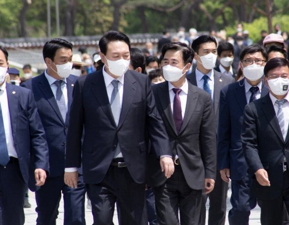 김태흠 충남지사 당선인이 6.1지방선거에서 윤석열 대통령 당선인과 함께 충남지역 을돌며 지역 현안을 브리핑하고 있다. © 뉴스1