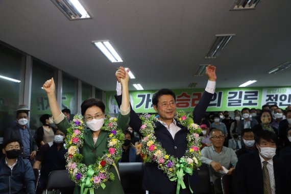 정인화 광양시장 당선인이 꽃목걸이를 걸고 지지자들과 기쁨을 나누고 있다(정인화 당선인 캠프 제공)2022.6.2/ © News1 김동수 기자