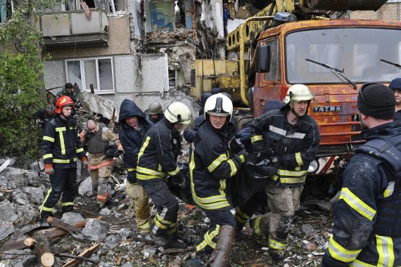 [바흐무트=AP/뉴시스] 지난달 18일(현지시간) 우크라이나 도네츠크주 바흐무트에서 구조대원들이 러시아군의 포격으로 파괴된 아파트 잔해 속 숨진 민간인의 시신을 옮기고 있다. 2022.06.02.