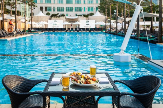 일찍 찾아온 무더위, 호텔 수영장서 시원한 풀파티 어때요?