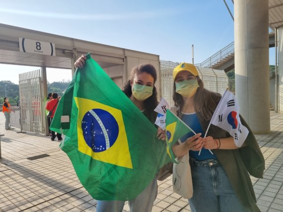 한국과 브라질의 경기 티켓을 어렵게 구한 브라질 유학생들© 뉴스1