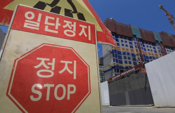 서울 강동구 둔촌주공 재건축 단지가 공사가 중단된 채 방치되고 있다. © News1 구윤성 기자