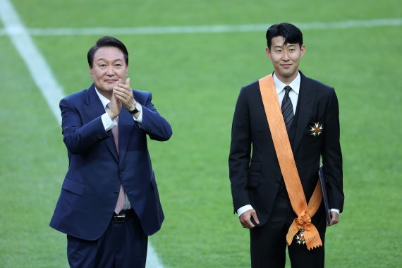 윤석열 대통령이 2일 서울월드컵경기장에서 2002 한일월드컵 20주년 기념 평가전 대한민국-브라질의 경기에 앞서 잉글랜드 프로축구 프리미어리그(EPL)에서 아시아 선수 최초로 득점왕을 차지한 손흥민에게 체육훈장 최고등급인 청룡장을 수여한 뒤 박수를 치고 있다. 2022.6.2/뉴스1 © News1 조태형 기자