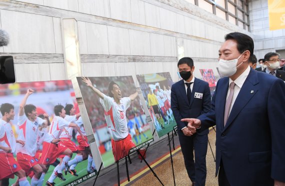윤석열 대통령이 2일 서울월드컵경기장에서 2002 한일월드컵 20주년 기념 평가전 대한민국-브라질의 경기에 앞서 2002 월드컵 사진전을 관람하고 있다. (대통령실사진기자단) 2022.6.2/뉴스1 © News1 오대일 기자