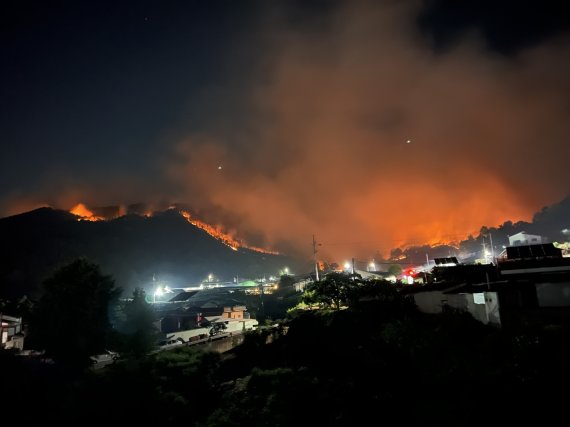 사흘째 계속되고 있는 밀양 산불의 불길이 산등성이를 따라 타고 있다(경남소방본부 제공)© 뉴스1