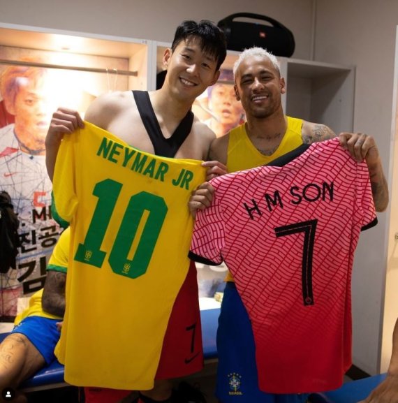 유니폼을 교환한 손흥민(왼쪽)과 네이마르(브라질축구협회 SNS)© 뉴스1 /사진=뉴스1