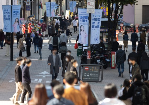 28일 오전 서울 중구 명동거리에서 직장인들이 점심식사를 위해 발걸음을 옮기고 있다 (사진은 기사와 직접적인 관련이 없음). 2021.10.28/뉴스1 © News1 이재명 기자