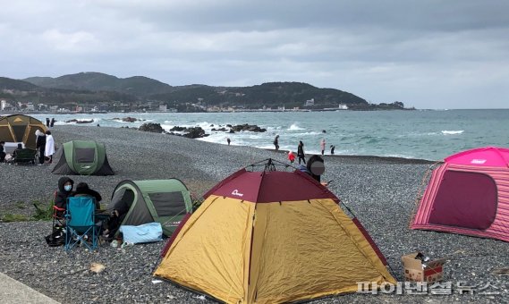 [자료사진] 울산 북구 몽돌해변 캠핑족