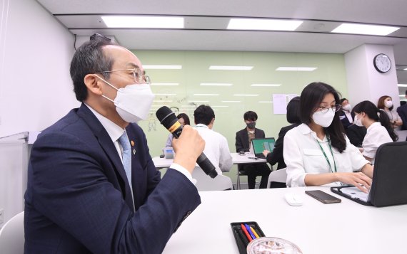 추경호 경제부총리 겸 기획재정부 장관이 31일 정부세종청사 기재부 기자실에서 출입기자간담회를 하고 있다. (기획재정부 제공) 2022.5.31/뉴스1