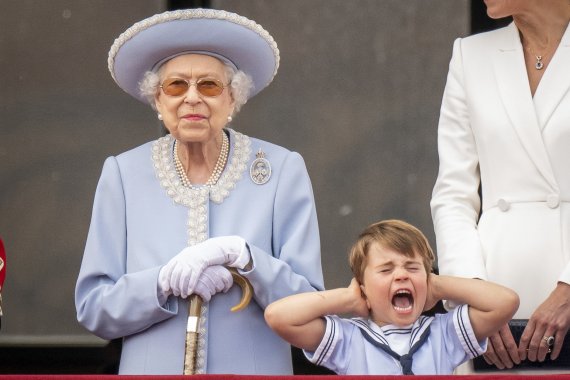 '96세' 英 여왕, 즉위 70주년 행사에서 뜻밖의 메시지 "가족 도움 받아..."