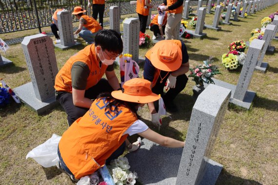 2일 국립대전현충원에서 신협중앙회 봉사단이 ‘호국보훈의 달 기념 묘역 정비 봉사활동’을 펼쳤다. 신협제공