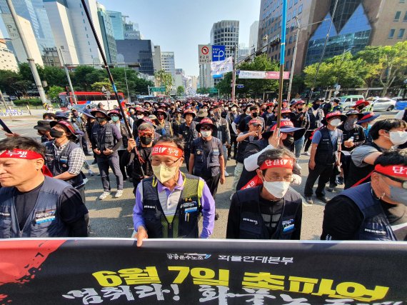 전국민주노동조합총연맹(민주노총) 공공운수노조 화물연대본부가 28일 오후 서울 종각 일대에서 '화물연대 총파업 결의대회' 행진을 벌이고 있다./사진=뉴스1